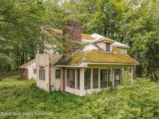 a view of a house with a tree