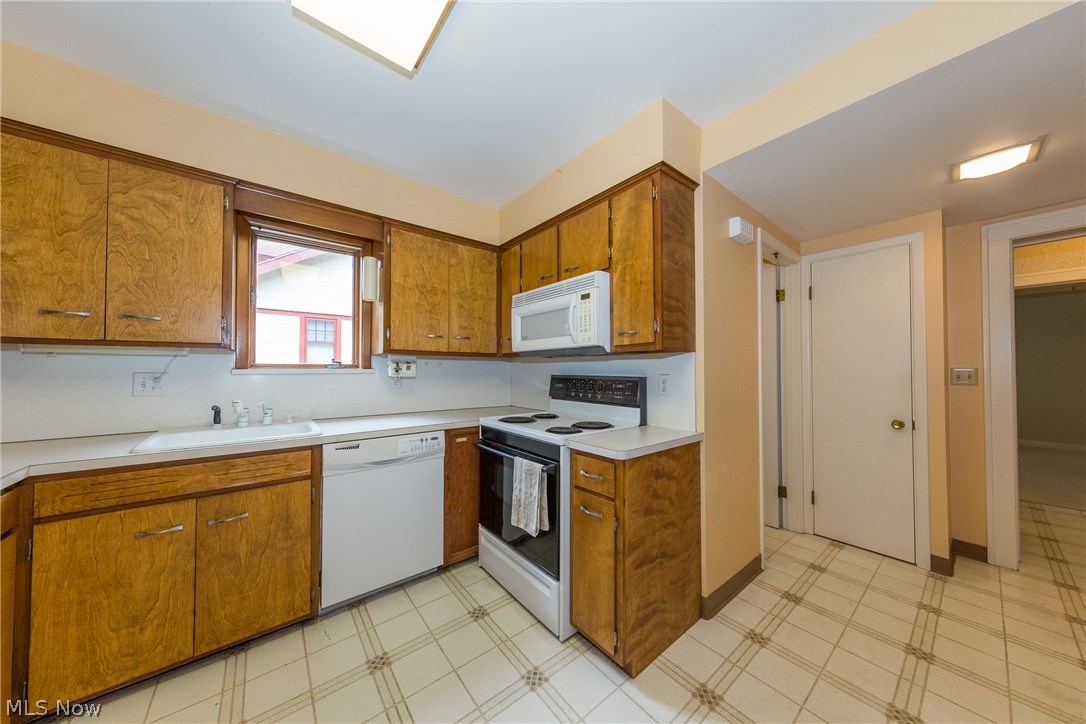 2445 Queenston Road Cleveland, OH 44118 - Photo 12 of 25 Gallery Image 12