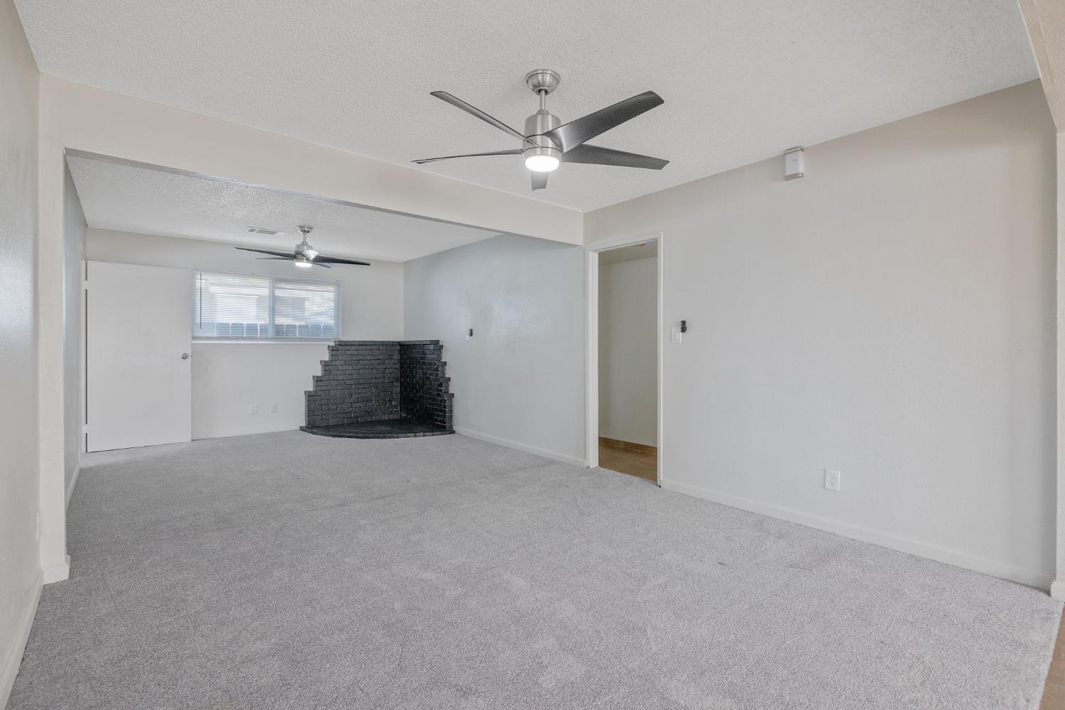 1432 North Locust Street Visalia, CA 93291 - Photo 5 of 37