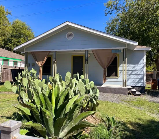 a front view of house with yard