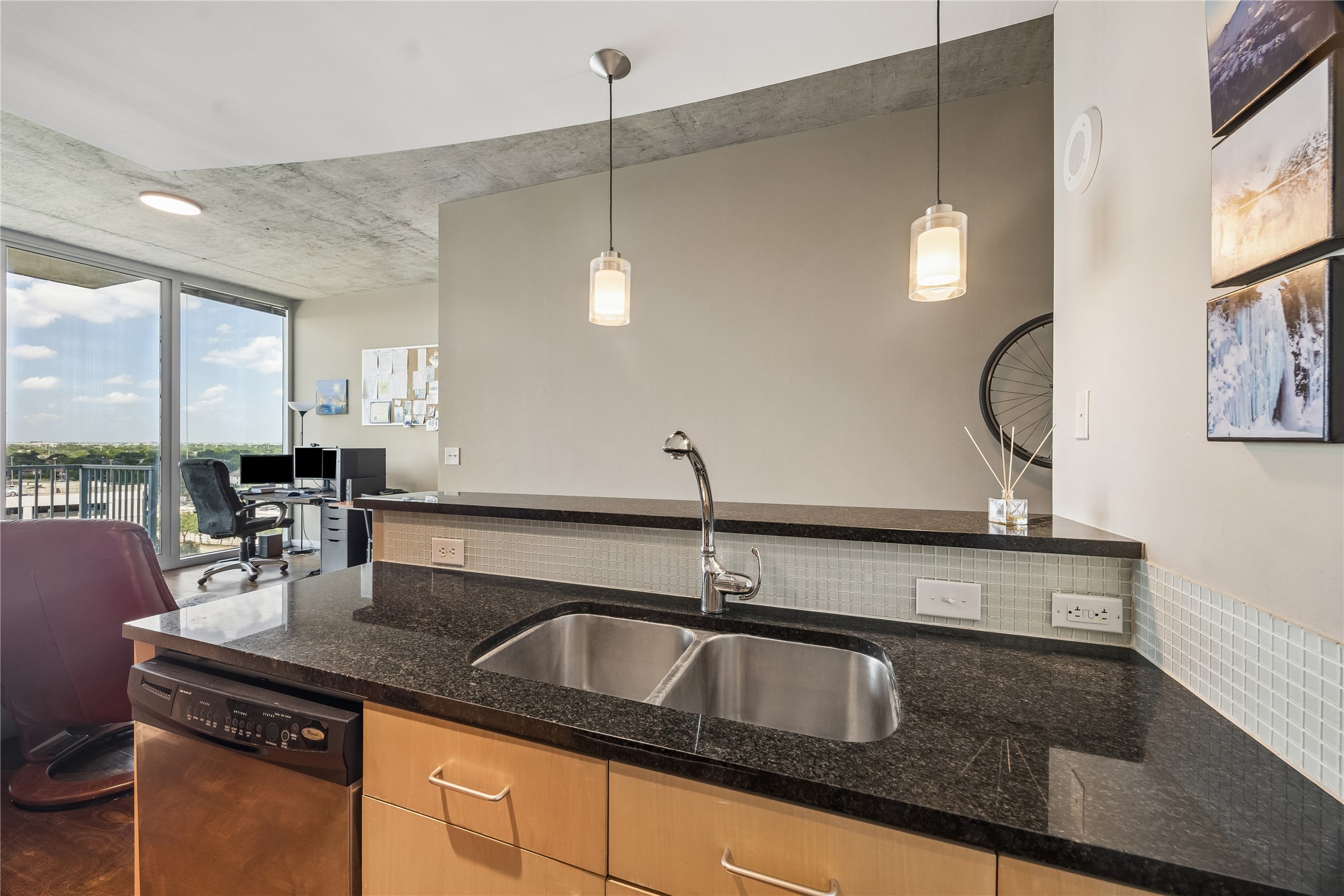5925 Almeda Road, Unit 11011 Houston, TX 77004 - Photo 12 of 24 Note how the windows brighten the kitchen.
