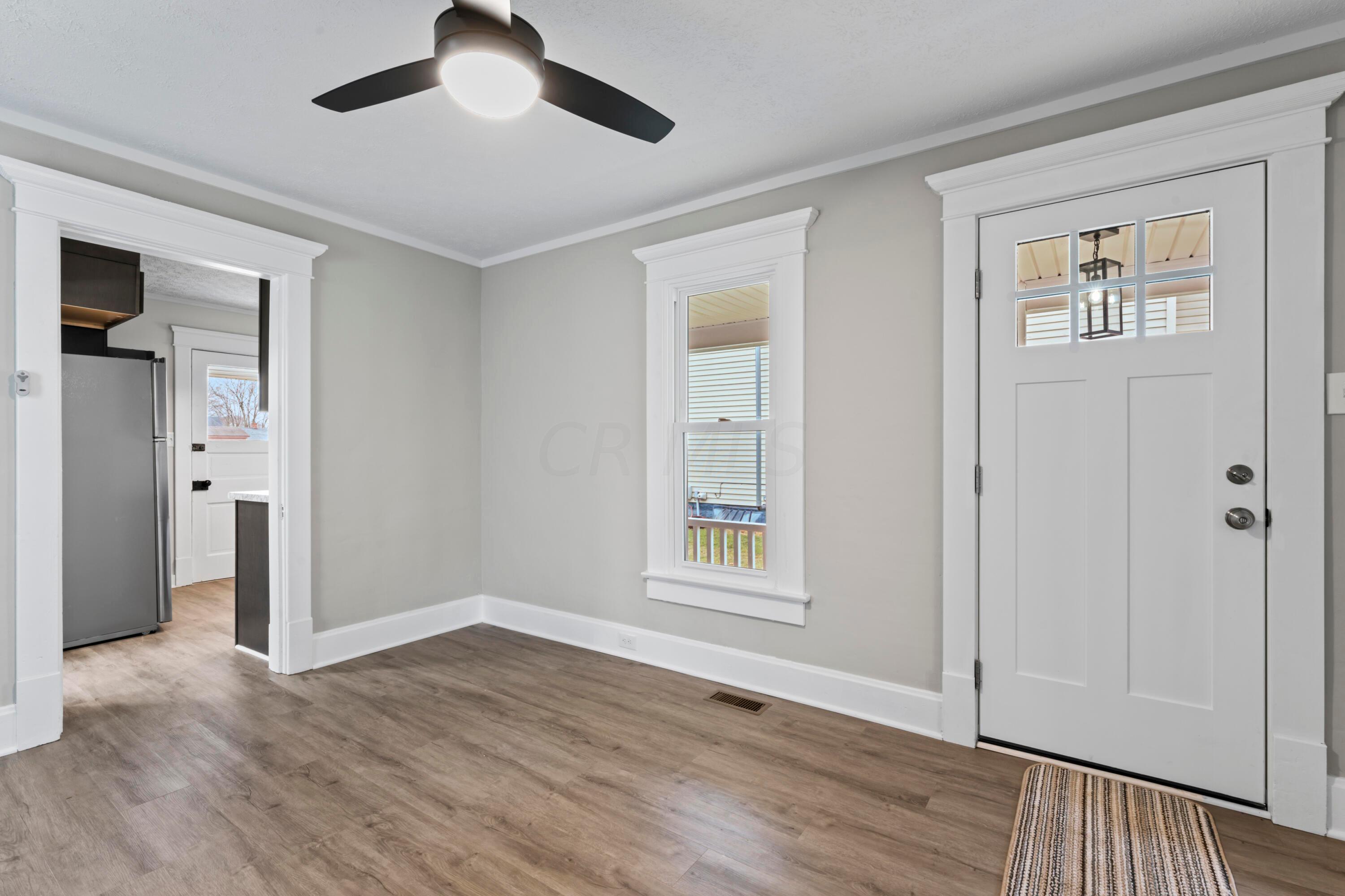 90 Roe Avenue Newark, OH 43055 - Photo 12 of 32 Living Room Front Door