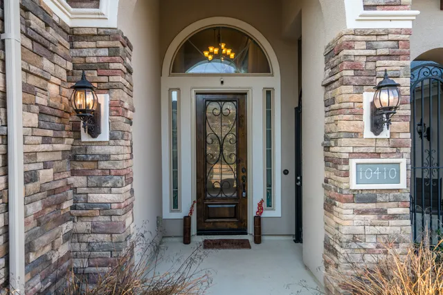 a view of entryway with a front door