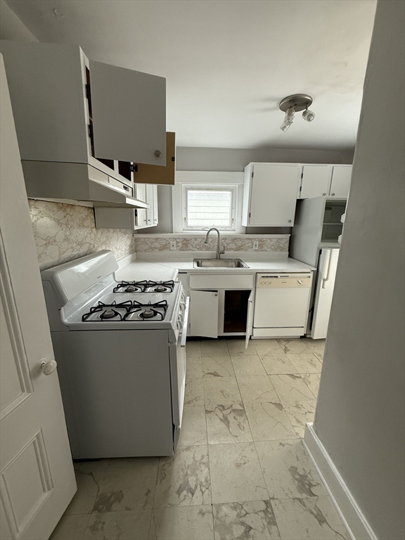 1 Jay Street, Unit 2 Cambridge, MA 02139 - Photo 10 of 14 a kitchen with a stove and a refrigerator