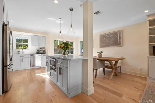 $879,000 | 19 Sideview Drive, Oyster Bay, NY 11771