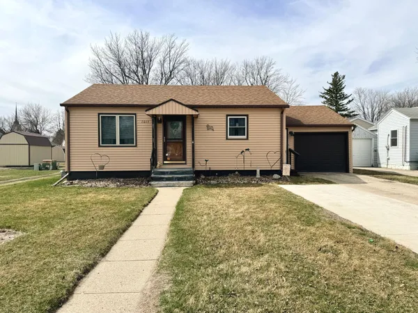 $192,000 | 1015 Fredrick Avenue, Worthington, MN 56187