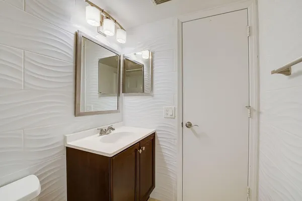$2,000 | 7940 Northwest 50th Street, Unit 203, Lauderhill, FL 33351