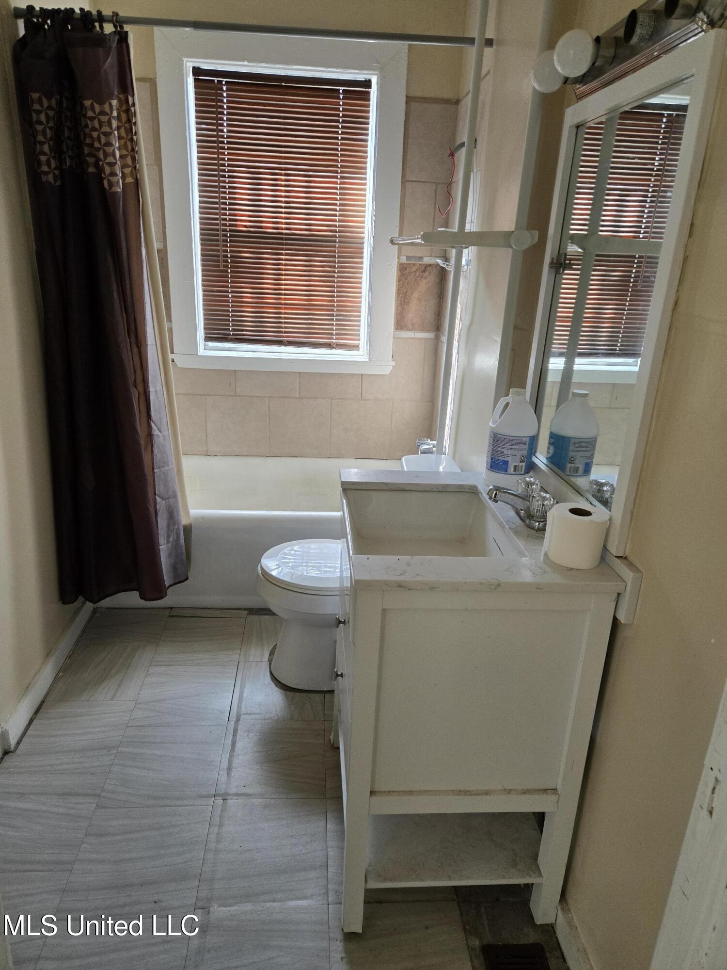 322 South Westview Street Jackson, MS 39202 - Photo 17 of 21 Bathroom