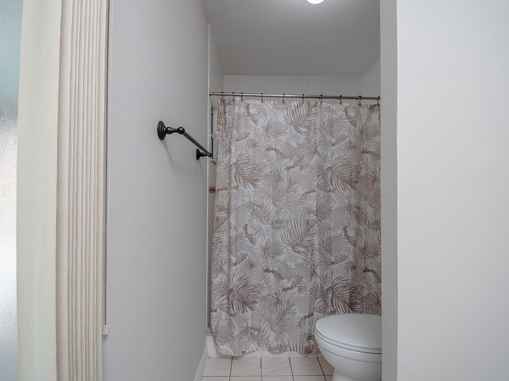 124 Hinchman Avenue Sebastian, FL 32958 - Photo 20 of 31 a bathroom with a toilet and a shower