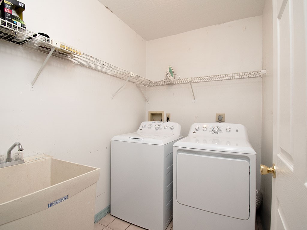 124 Hinchman Avenue Sebastian, FL 32958 - Photo 23 of 31 a utility room with dryer and washer