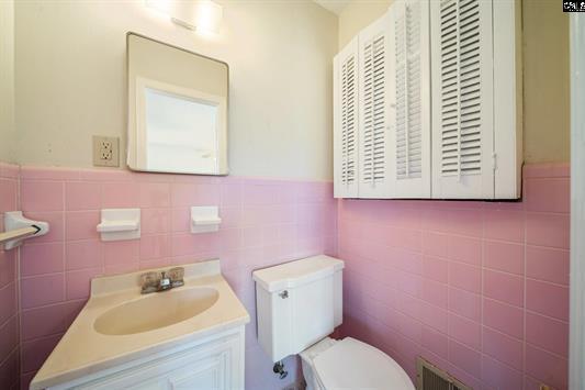 992 Dickinson Street Bamberg, SC 29003 - Photo 23 of 29 992 Dickinson primary commode and sink