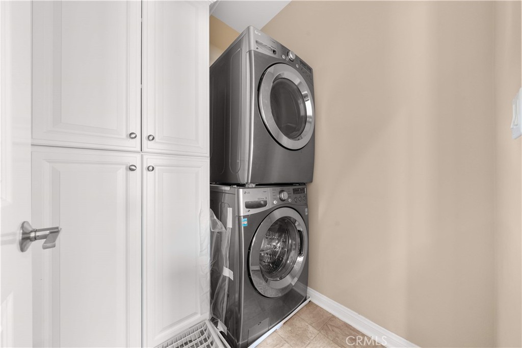 129 Overbrook Irvine, CA 92620 - Photo 27 of 41 a utility room with dryer and washer