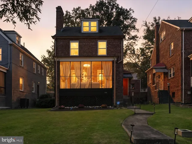a view of house with a yard