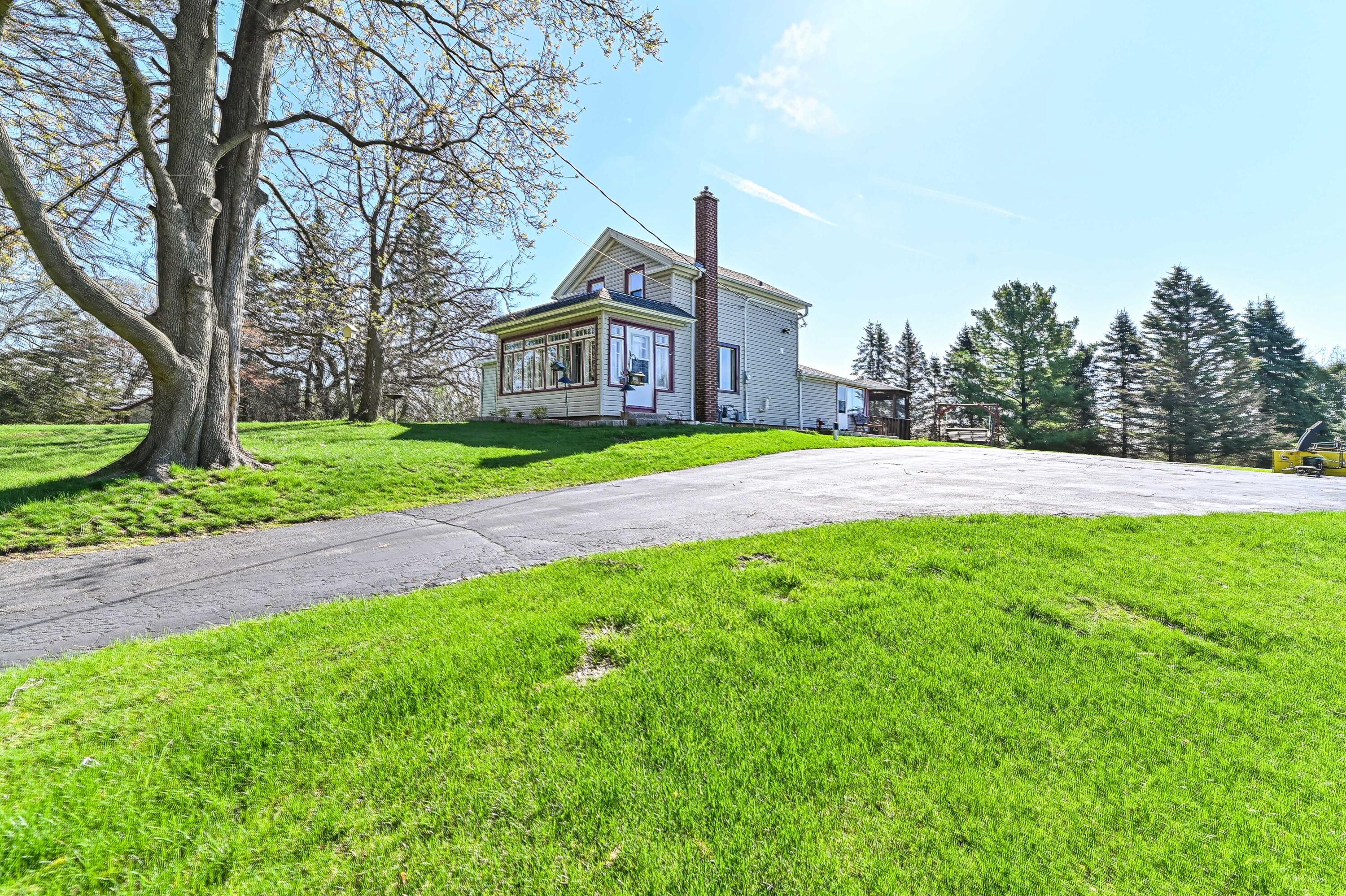 S51W30943 Old Village Road Genesee, WI 53149 - Photo 23 of 36 Paved driveway
