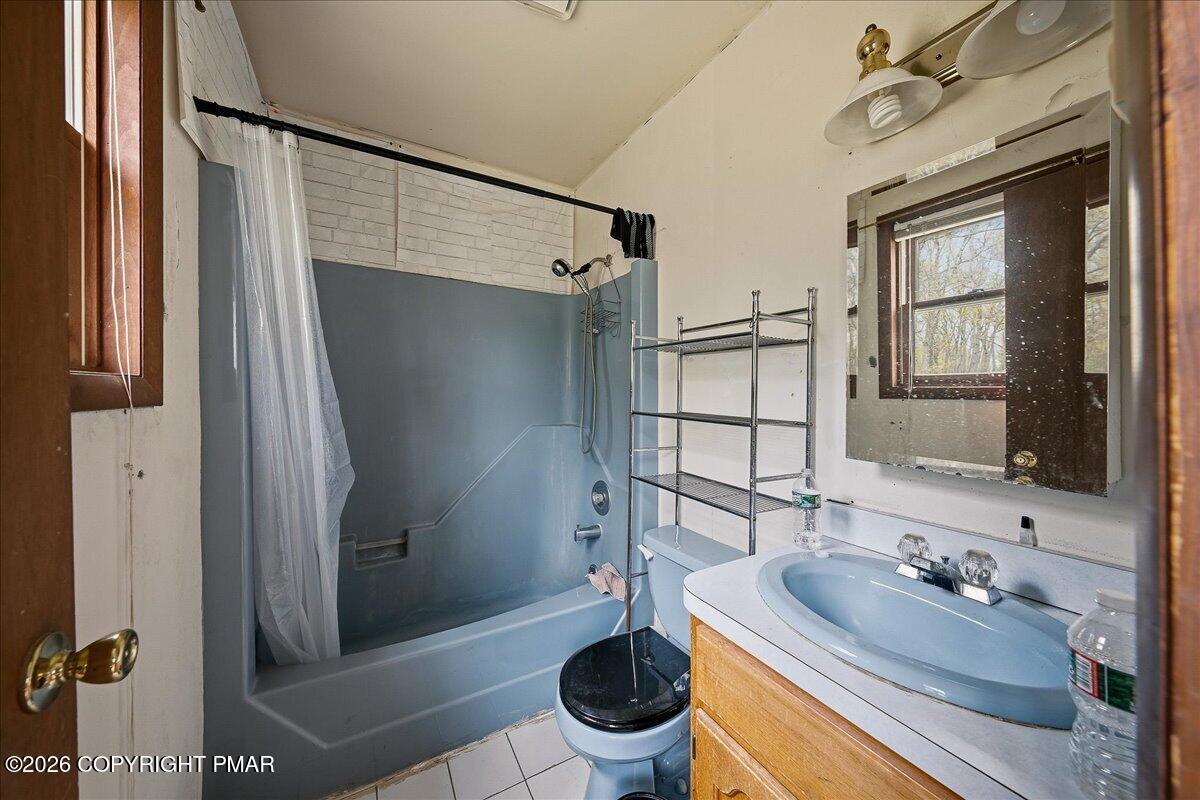 520 Hummingbird Court Bushkill, PA 18324 - Photo 12 of 17 a bathroom with a sink toilet and shower