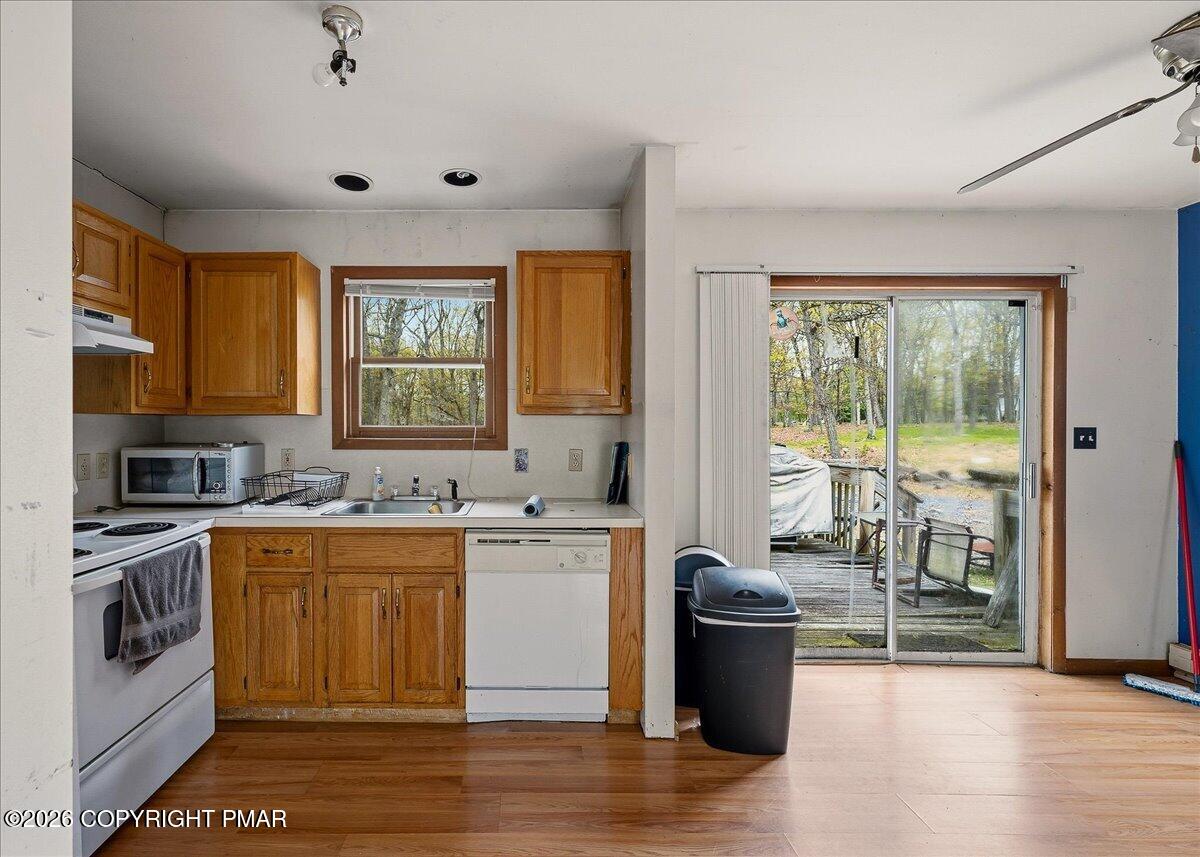 520 Hummingbird Court Bushkill, PA 18324 - Photo 6 of 17 a kitchen with a stove a sink and a refrigerator