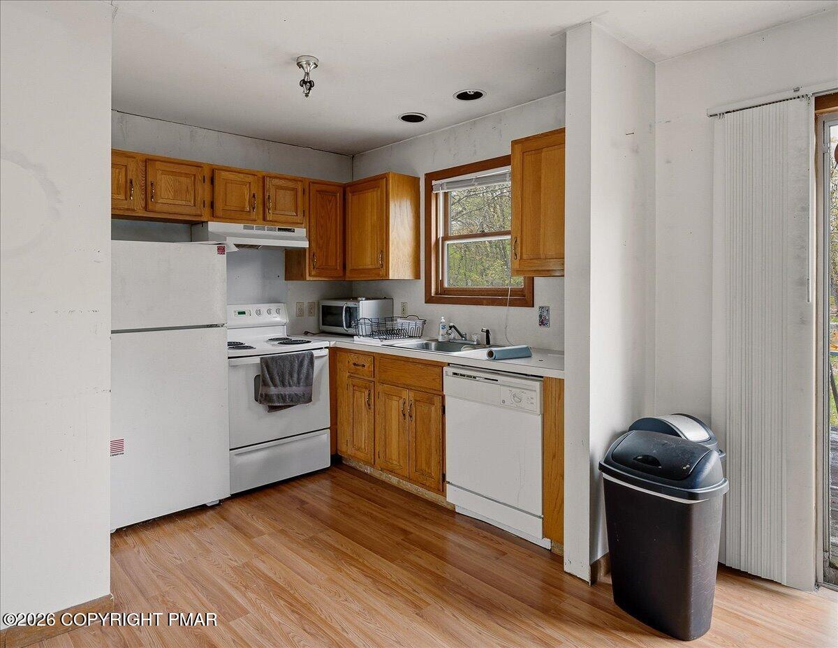520 Hummingbird Court Bushkill, PA 18324 - Photo 7 of 17 a kitchen with a stove cabinets and a refrigerator
