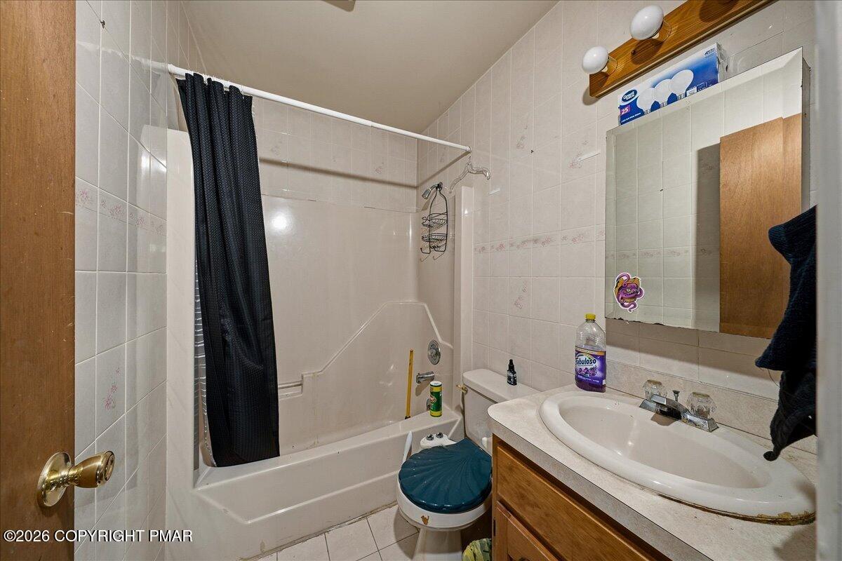 520 Hummingbird Court Bushkill, PA 18324 - Photo 8 of 17 a bathroom with a sink toilet and shower