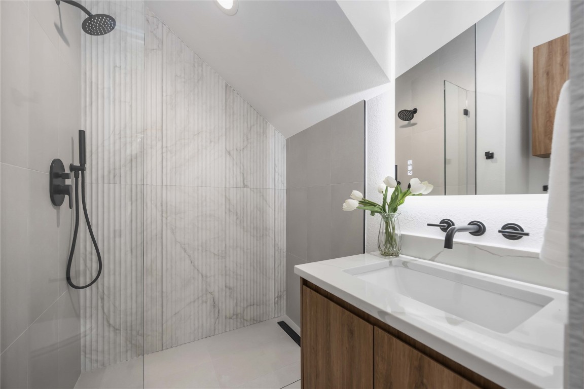 324 Janisch Road Houston, TX 77018 - Photo 16 of 18 Full bath on the main level, offering both style and convenience.