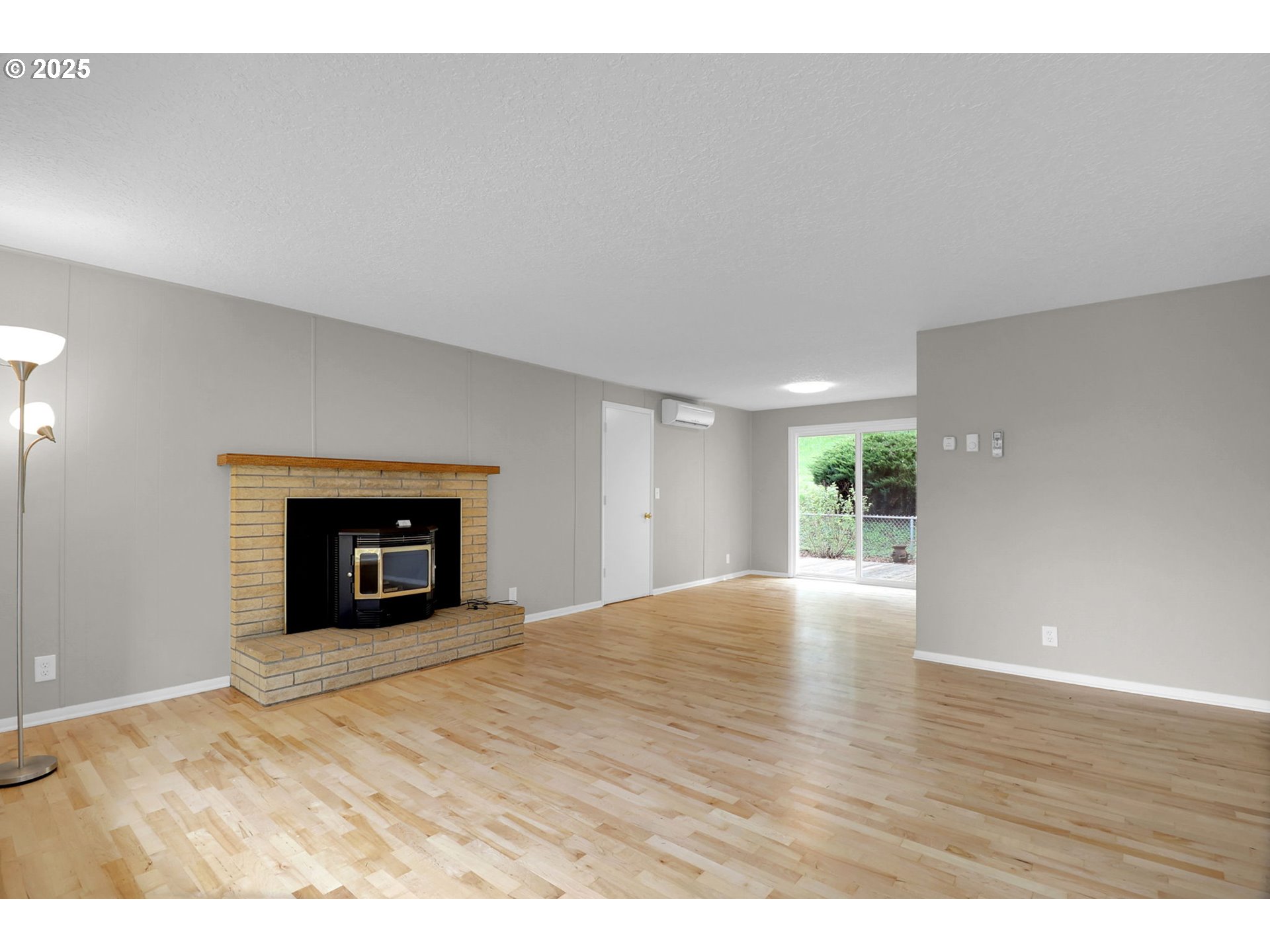 29652 Lusk Road Eugene, OR 97405 - Photo 18 of 44 Living Room