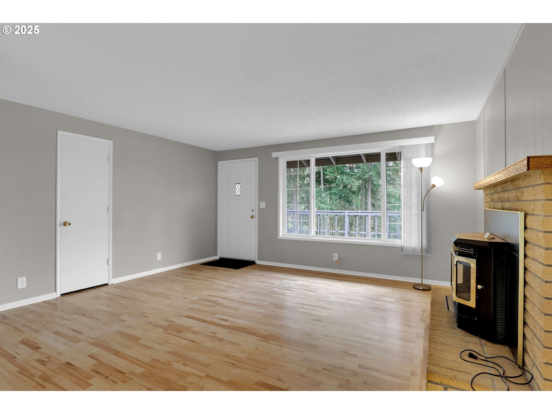29652 Lusk Road Eugene, OR 97405 - Photo 20 of 44 Living Room/Entrance