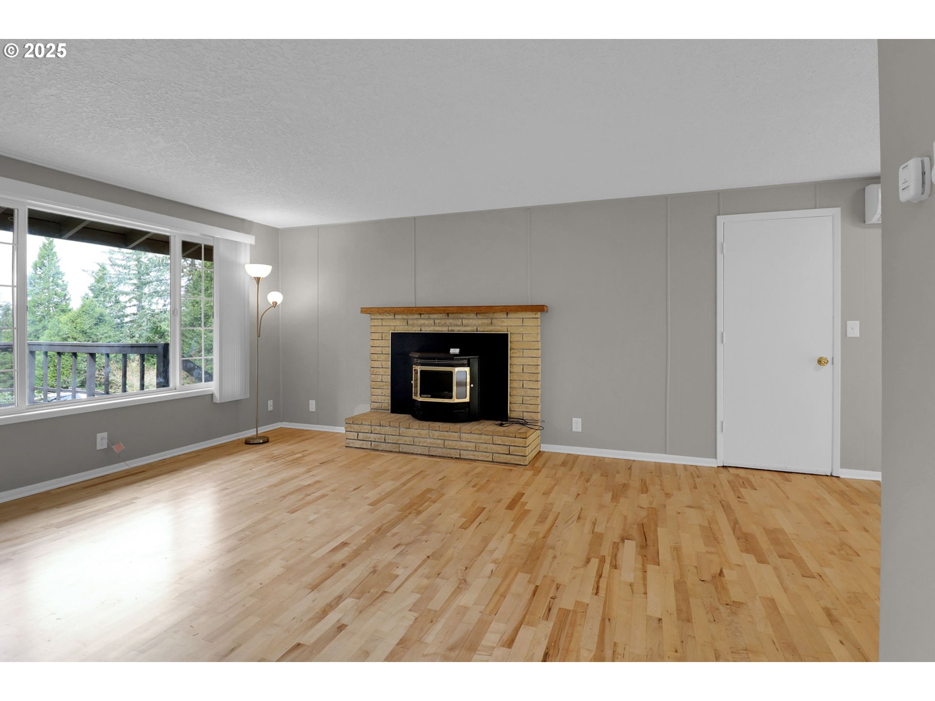 29652 Lusk Road Eugene, OR 97405 - Photo 21 of 44 Living Room