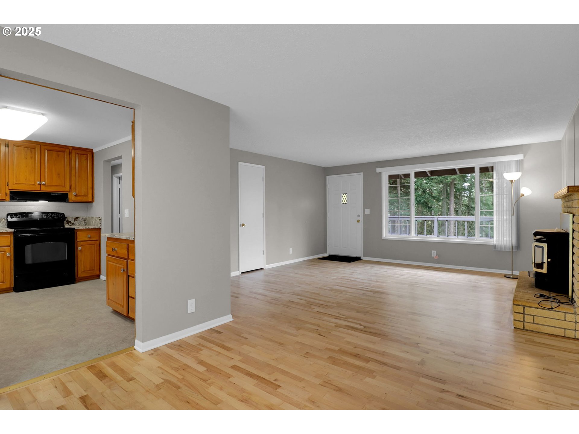 29652 Lusk Road Eugene, OR 97405 - Photo 22 of 44 Living Room/Dining Room