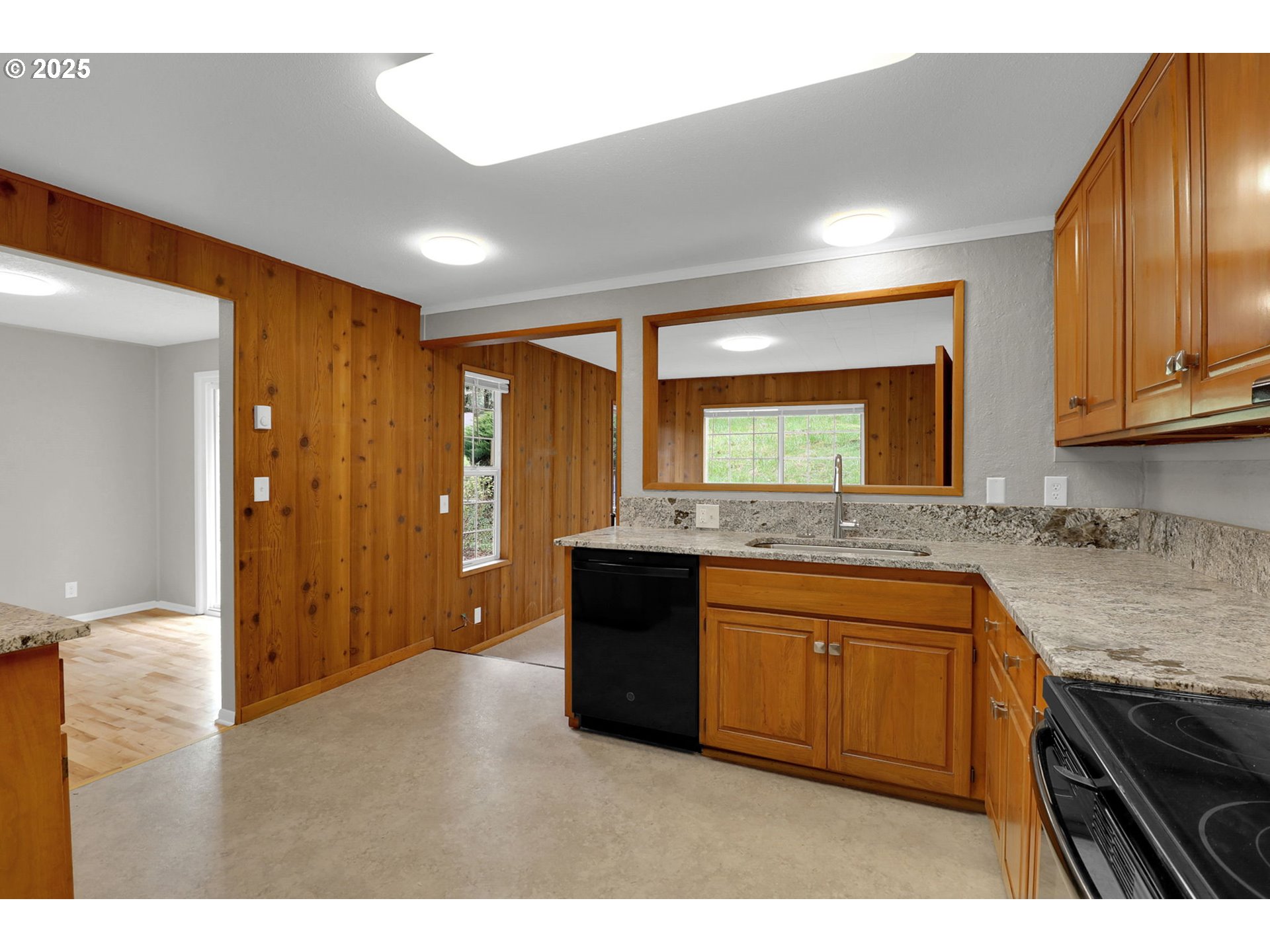 29652 Lusk Road Eugene, OR 97405 - Photo 23 of 44 Kitchen