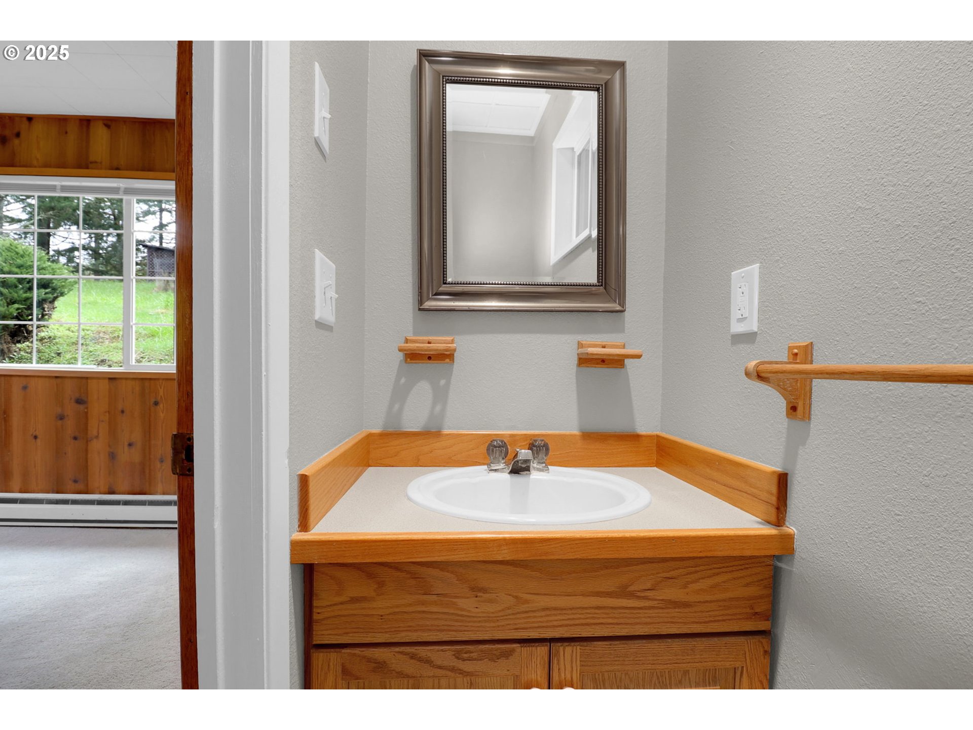 29652 Lusk Road Eugene, OR 97405 - Photo 33 of 44 Attached Bathroom #1