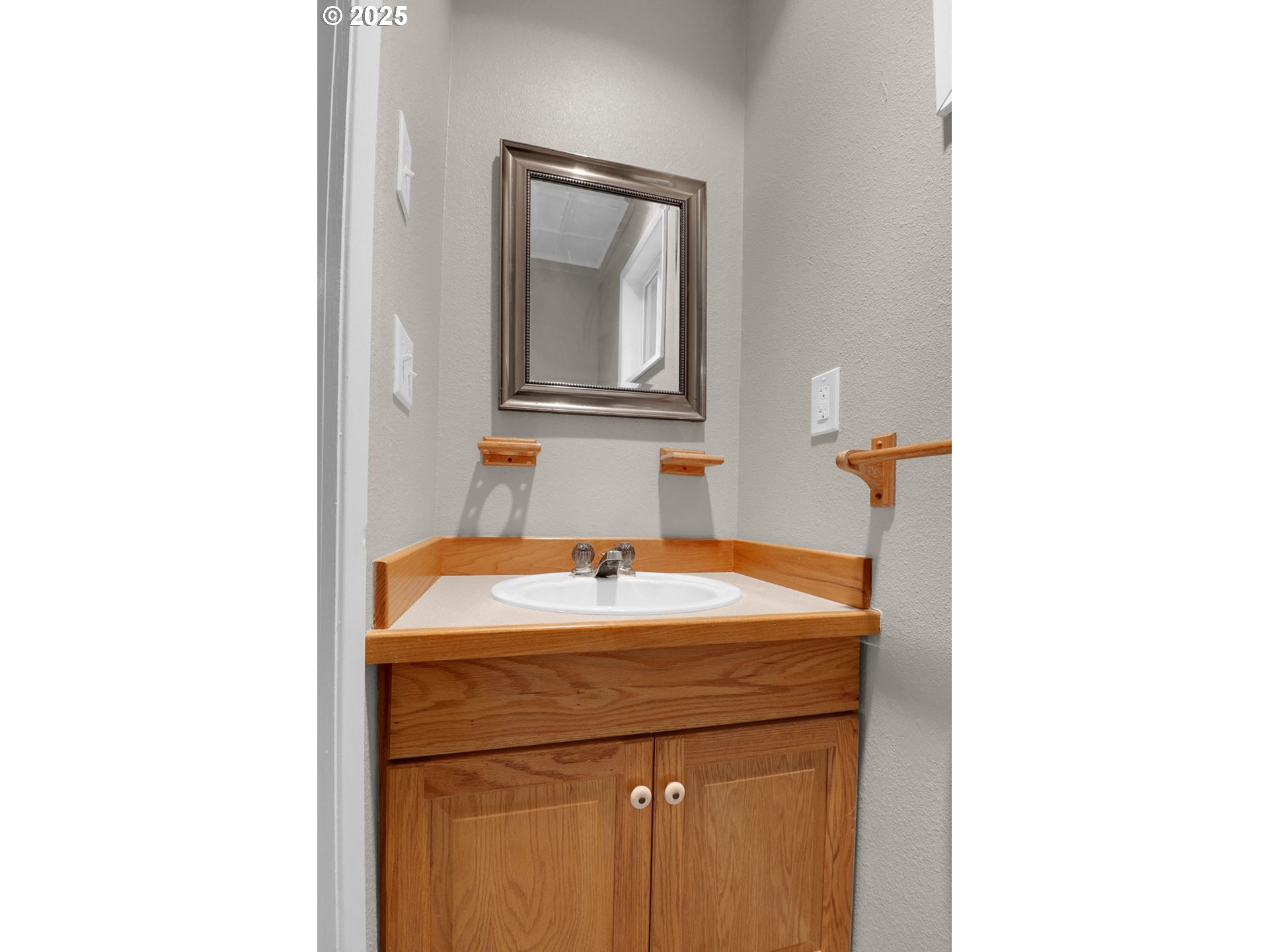 29652 Lusk Road Eugene, OR 97405 - Photo 34 of 44 Attached Bathroom #1