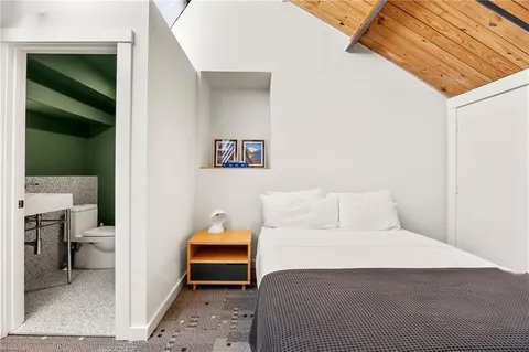 a view of entryway with a building