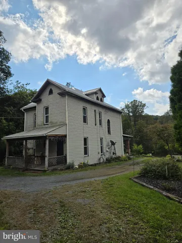 a view of a house with backyard
