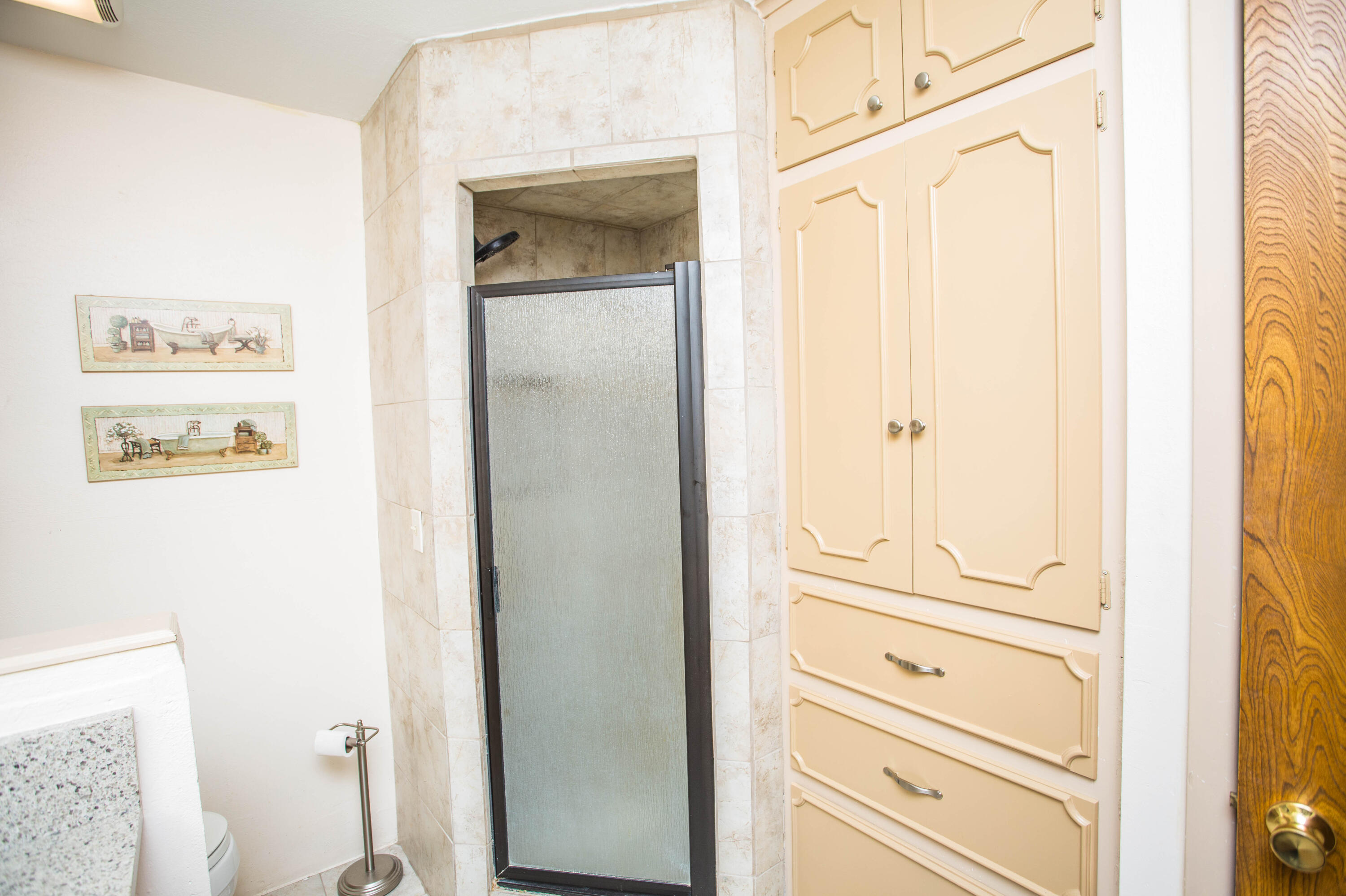 1208 Dallas Plainview, TX 79072 - Photo 23 of 24 a view of a closet