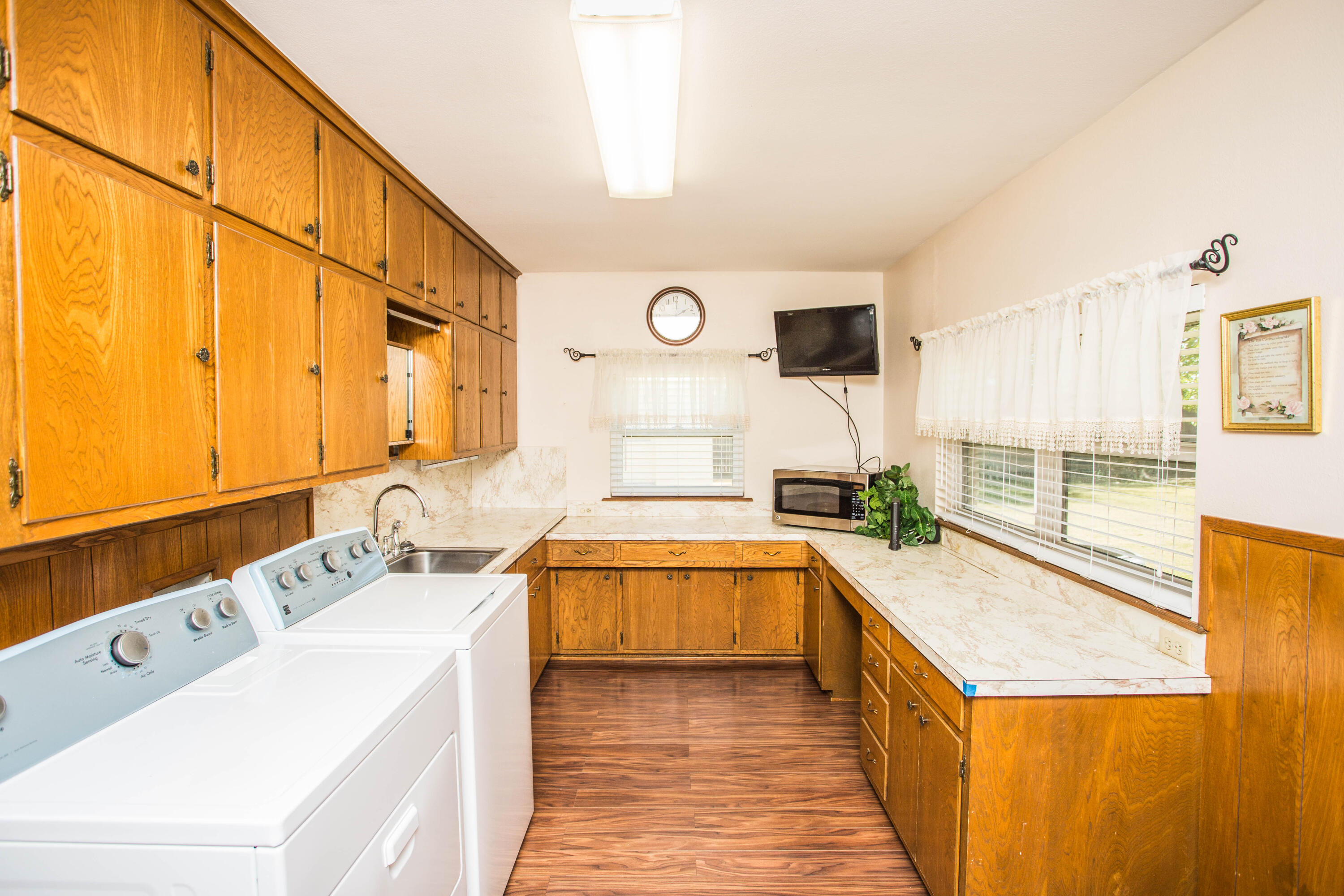 1208 Dallas Plainview, TX 79072 - Photo 6 of 24 a large white kitchen with a sink and large window