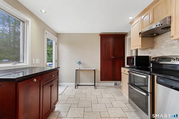 $695,000 | 5 Iris Lane, Redding, CT 06896