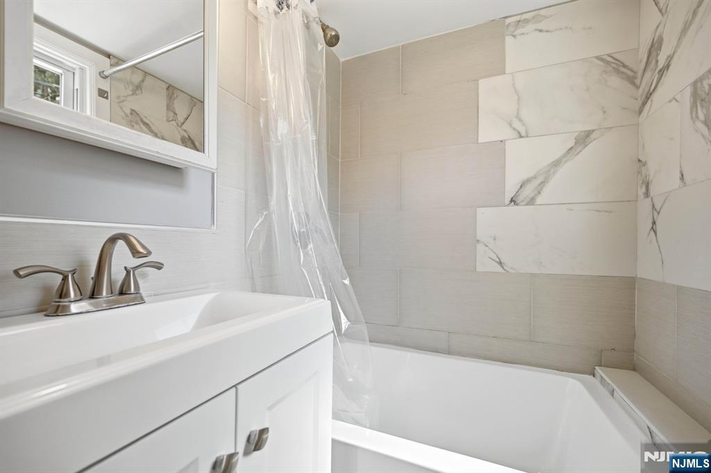6 Timberwood Lane Oak Ridge, NJ 07438 - Photo 30 of 44 a bathroom with a sink and a bathtub