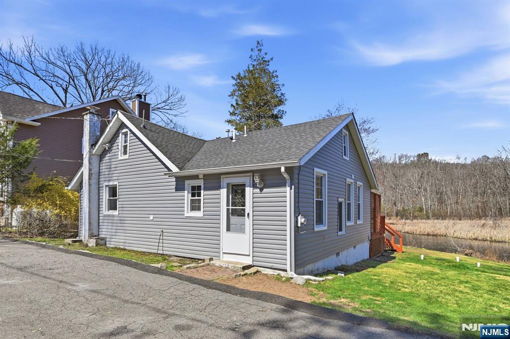 6 Timberwood Lane Oak Ridge, NJ 07438 - Photo 4 of 44 a view of a house with a yard