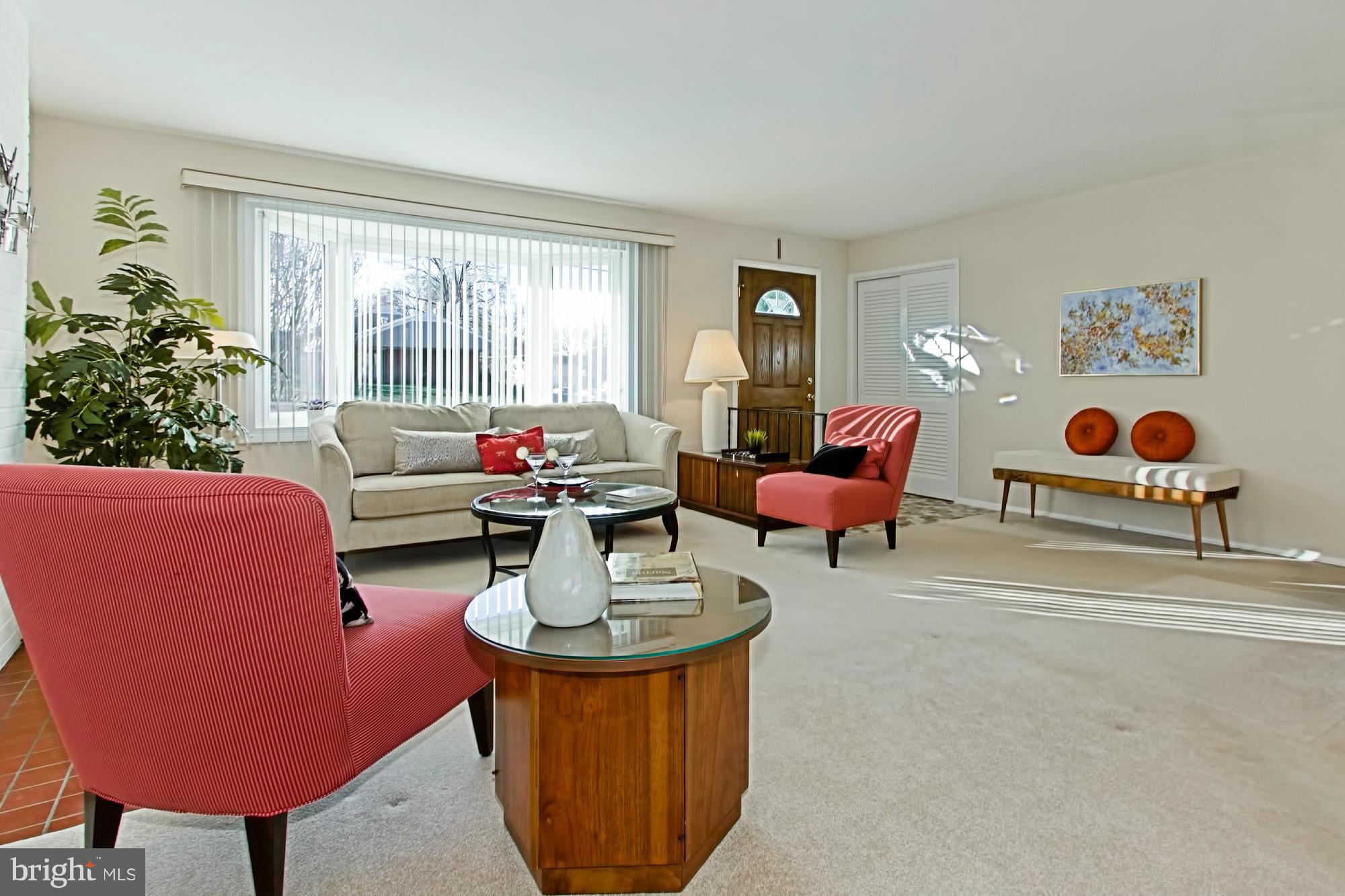8118 Carrick Lane Springfield, VA 22151 - Photo 6 of 16 Living Room
