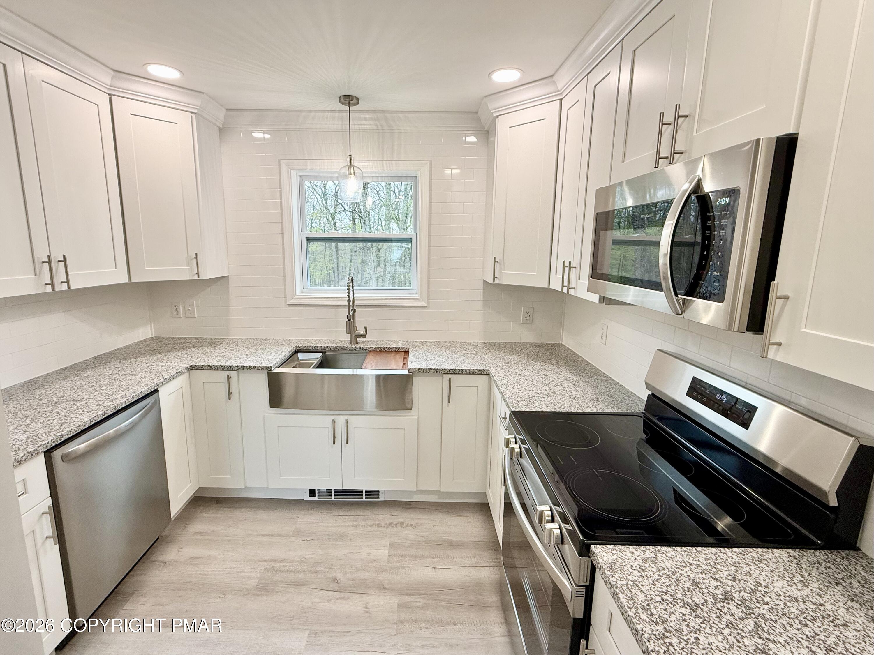 229 Hummingbird Trail Bushkill, PA 18324 - Photo 6 of 24 Large gourmet kitchen