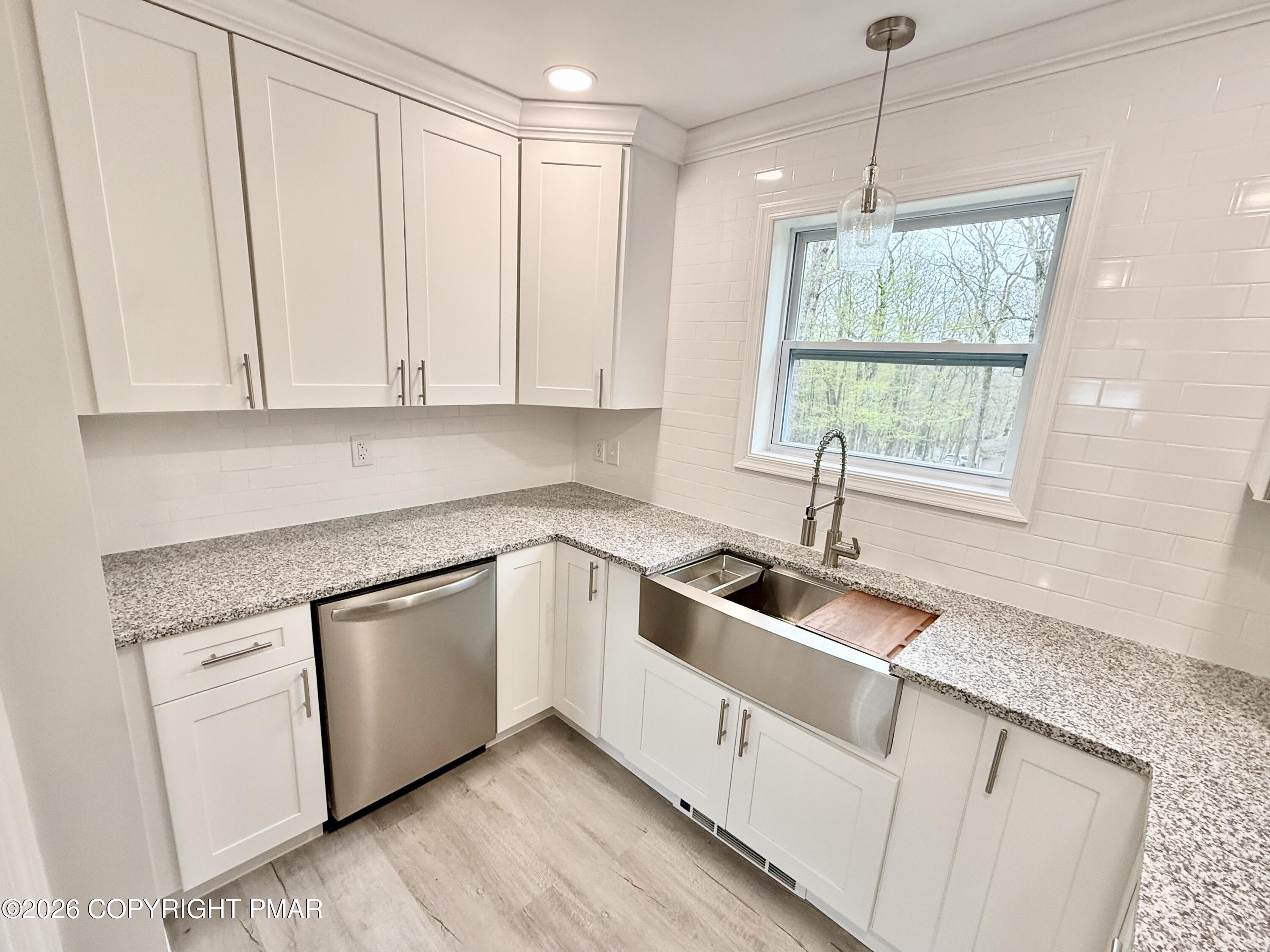 229 Hummingbird Trail Bushkill, PA 18324 - Photo 7 of 24 Ceiling height cabinets with crown
