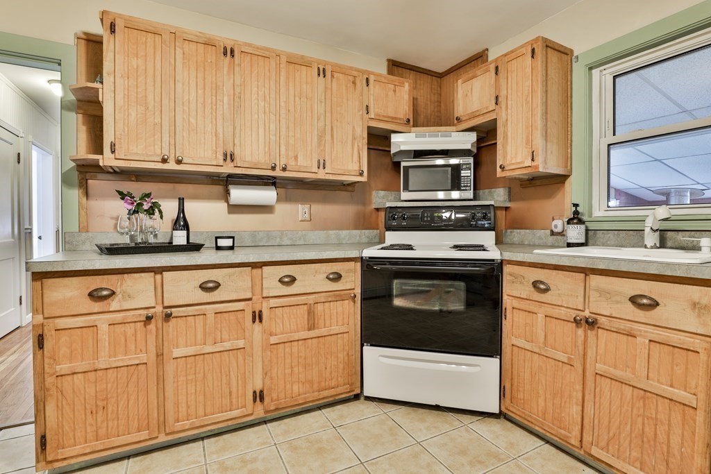 4 Spring Street Salisbury, MA 01952 - Photo 6 of 34