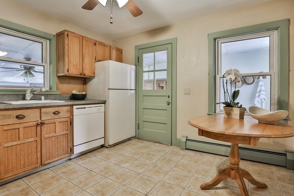 4 Spring Street Salisbury, MA 01952 - Photo 7 of 34