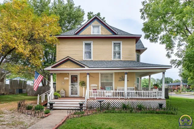 $190,000 | 111 East 10th Street, Alma, KS 66401