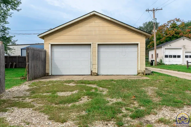 $190,000 | 111 East 10th Street, Alma, KS 66401