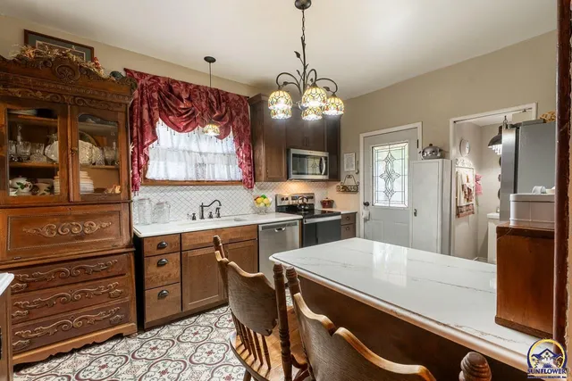 $190,000 | 111 East 10th Street, Alma, KS 66401