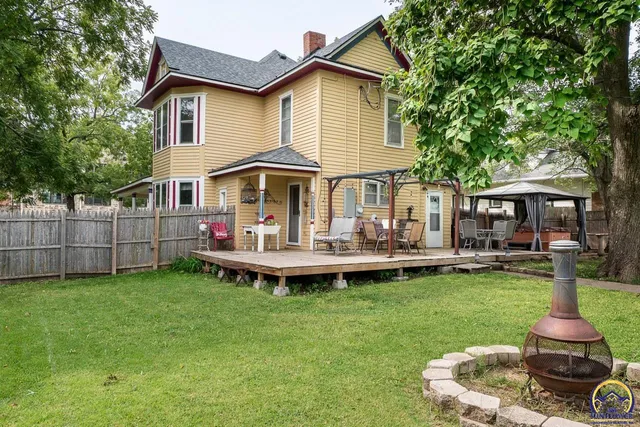 $190,000 | 111 East 10th Street, Alma, KS 66401