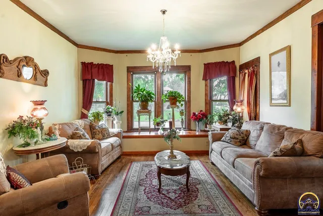 $190,000 | 111 East 10th Street, Alma, KS 66401