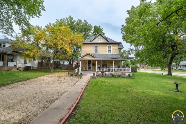 $190,000 | 111 East 10th Street, Alma, KS 66401