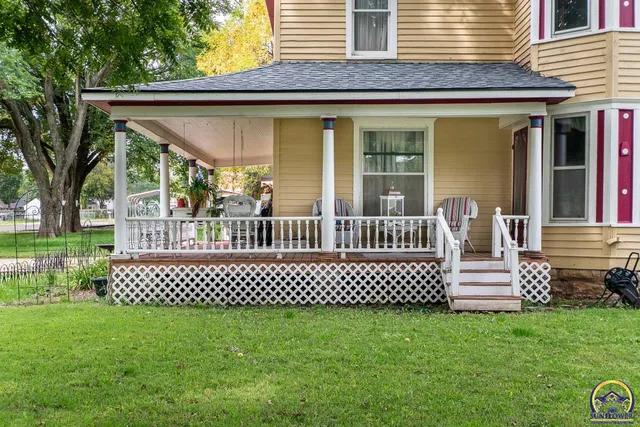 $190,000 | 111 East 10th Street, Alma, KS 66401