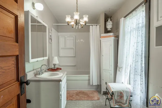 $190,000 | 111 East 10th Street, Alma, KS 66401